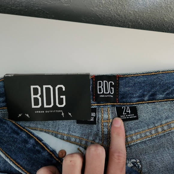 NWT Urban Outfitters BDG Girlfriend High-Rise Jean Shorts – Size 24 (US 0) - Picture 5 of 7